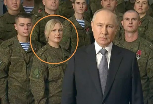 El misterio de la mujer rubia que aparece tras Putin en las fotos oficiales