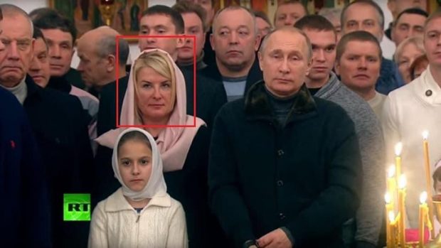 El misterio de la mujer rubia que aparece tras Putin en las fotos oficiales