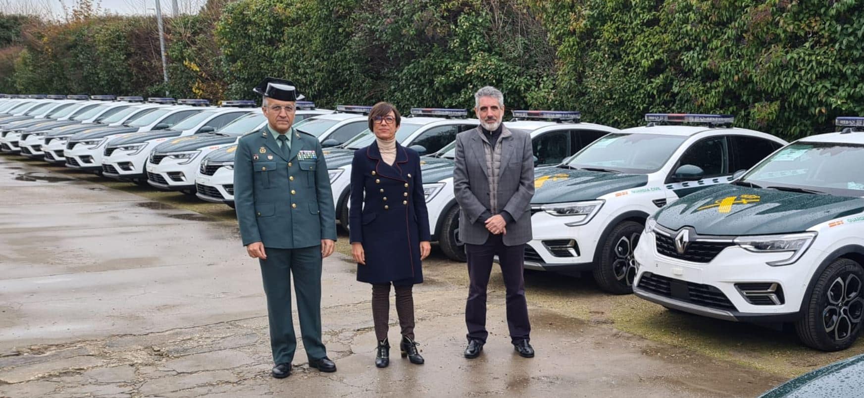 Los coches eléctricos recibidos por la directora de la Guardia Civil.