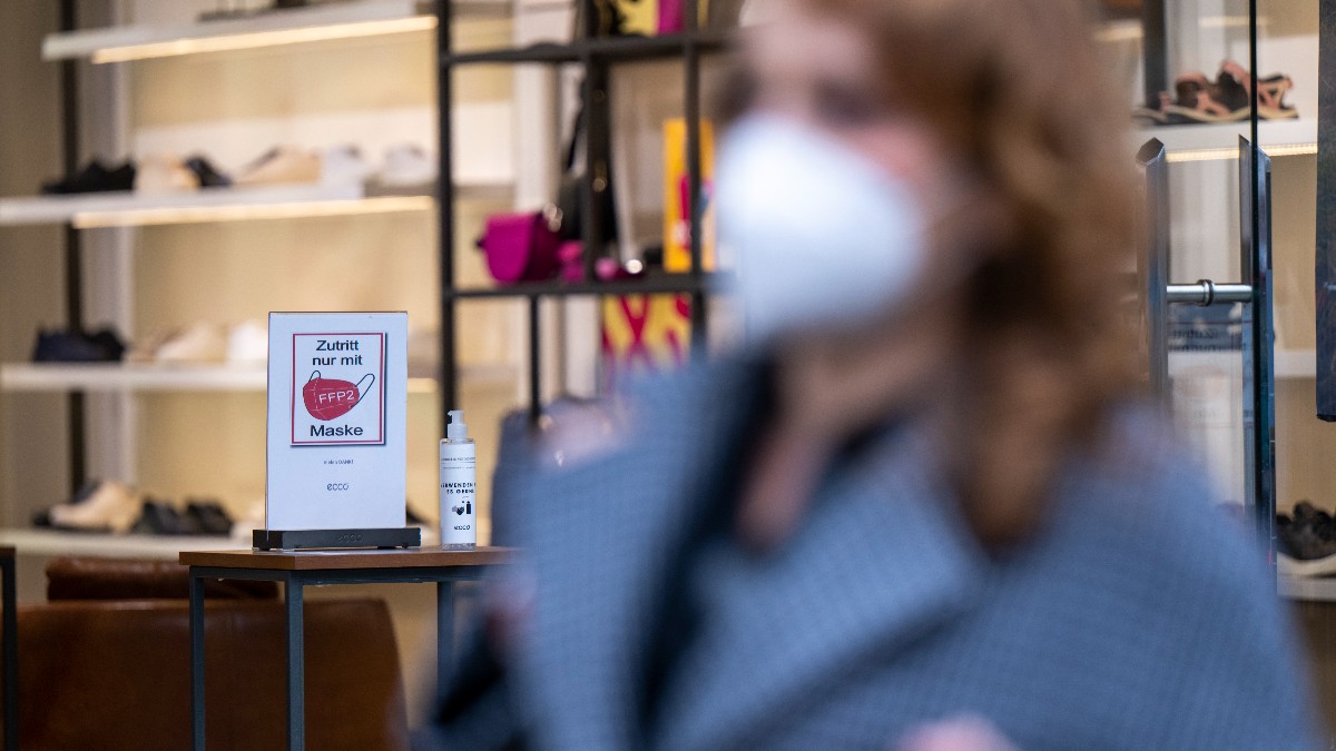 Una mujer con mascarilla.