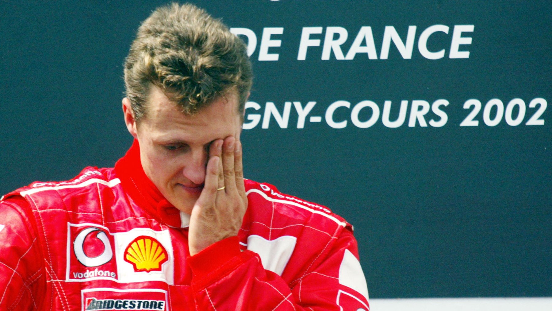 Michael Schumacher llora en un podio de Fórmula. (AFP)