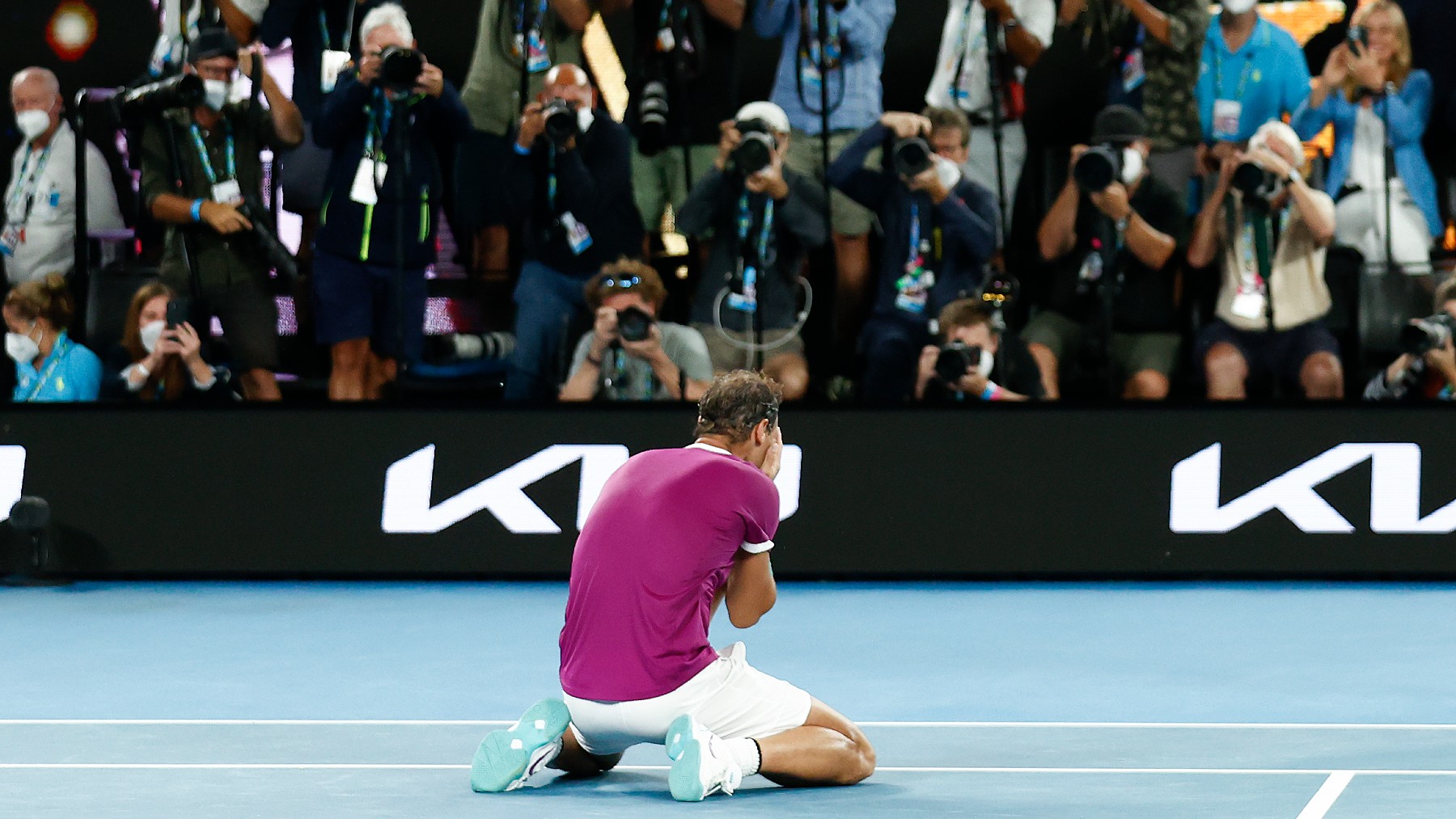 Rafa Nadal, grabado por las cámaras tras ganar el Open de Australia. (Getty)