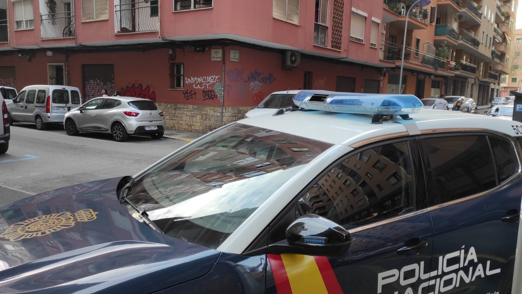 Un coche de la Policía frente a la vivienda donde se han encontrado los dos cadáveres.