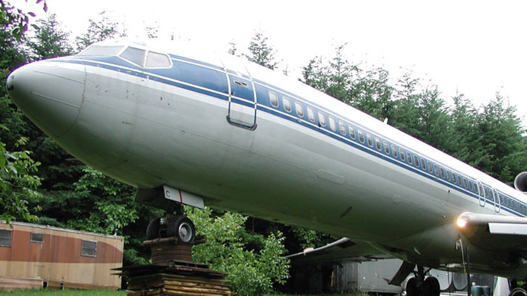 ¡Así vive un ingeniero en un Boeing 727 en mitad del bosque