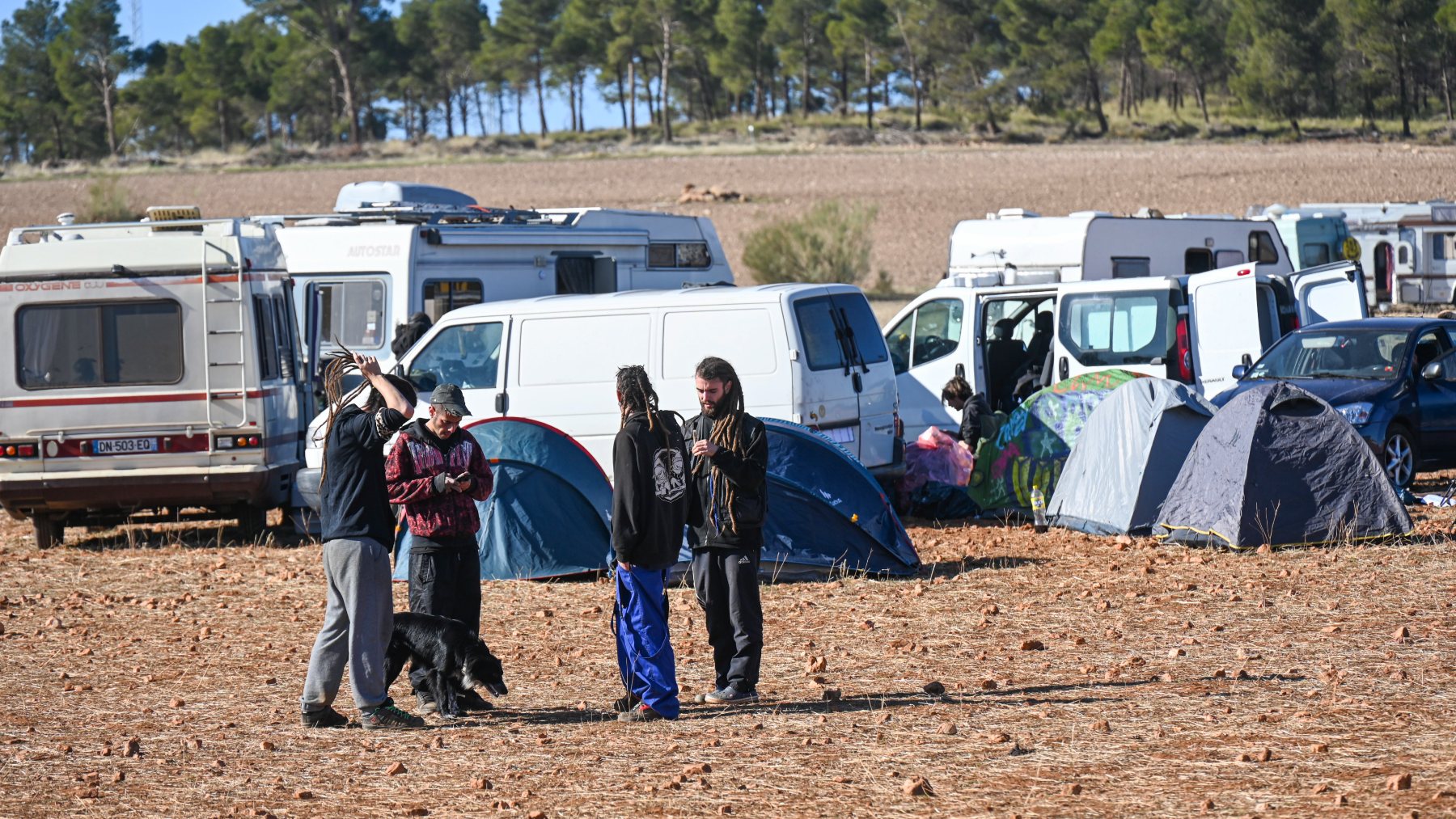 Asistentes a la rave ilegal de La Peza, en Granada (EFE).