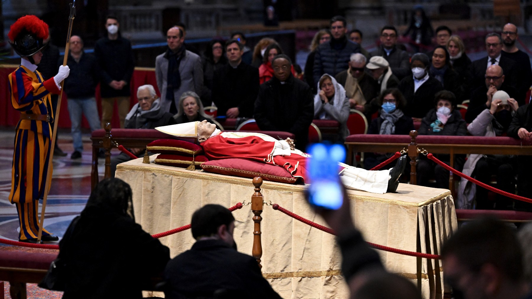 Capilla ardiente de Benedicto XVI. (Filippo MONTEFORTE _ AFP)