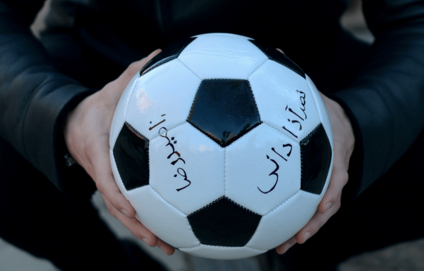 Balón de futbol lanzado por el artista Omar Jerez a la Embajada de Irán en Madrid. @Julia Martínez
