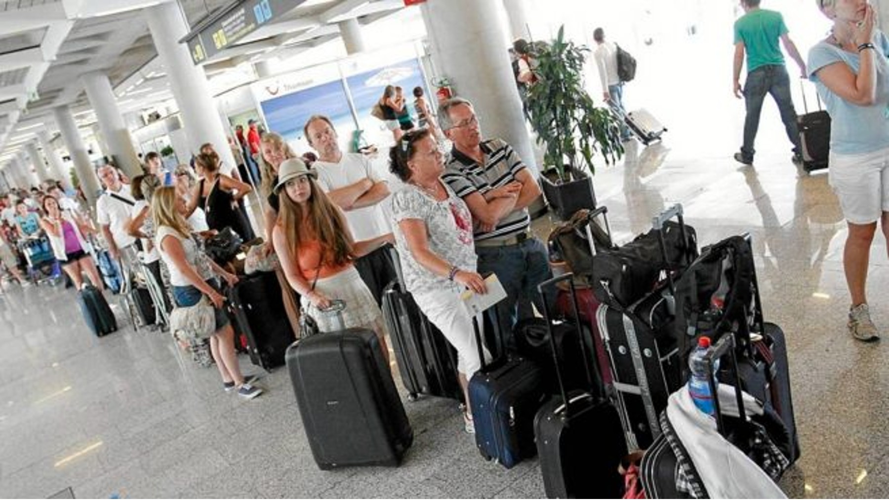Colas de turistas en el aeropuerto de Palma.