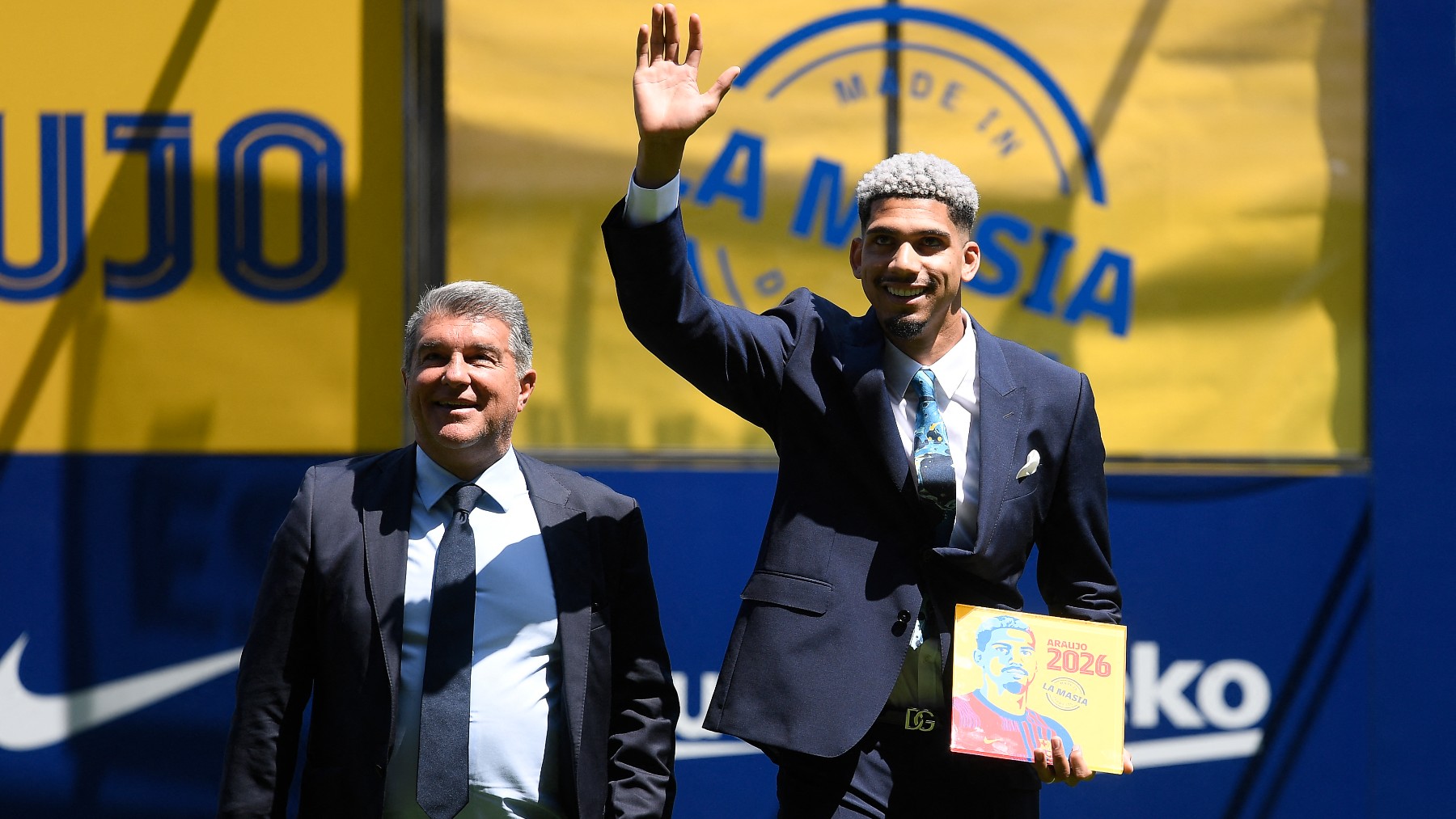 Laporta y Araújo durante su renovación. (AFP)