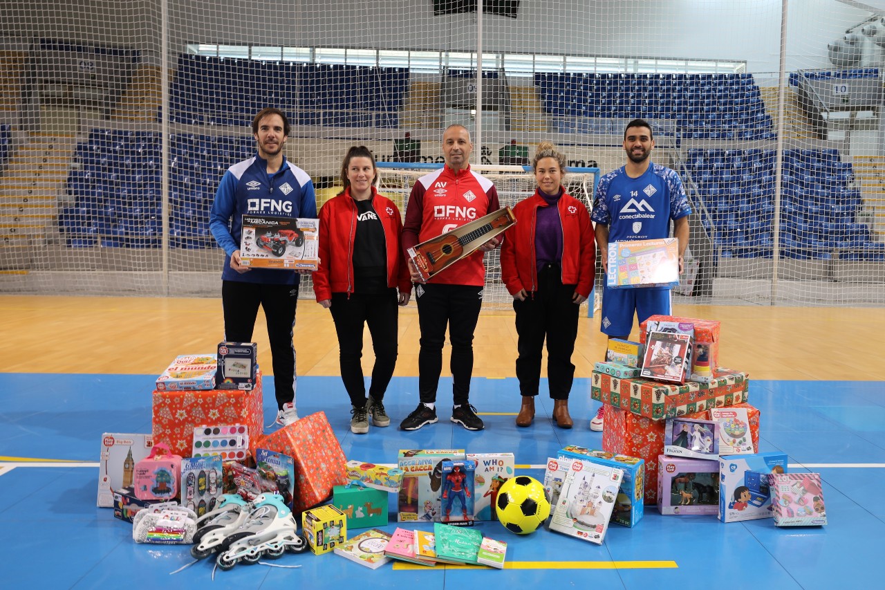 Vadillo, Barrón y Tomaz entregan los juguetes a la Cruz Roja