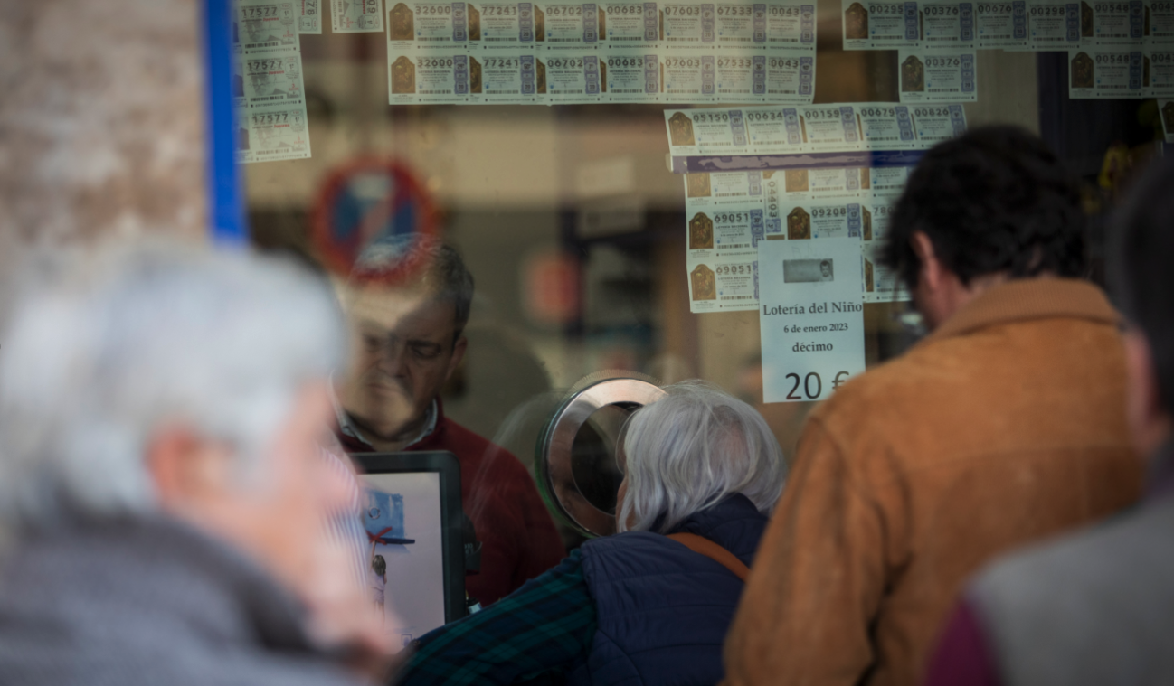 Varias personas hacen cola para comprar lotería