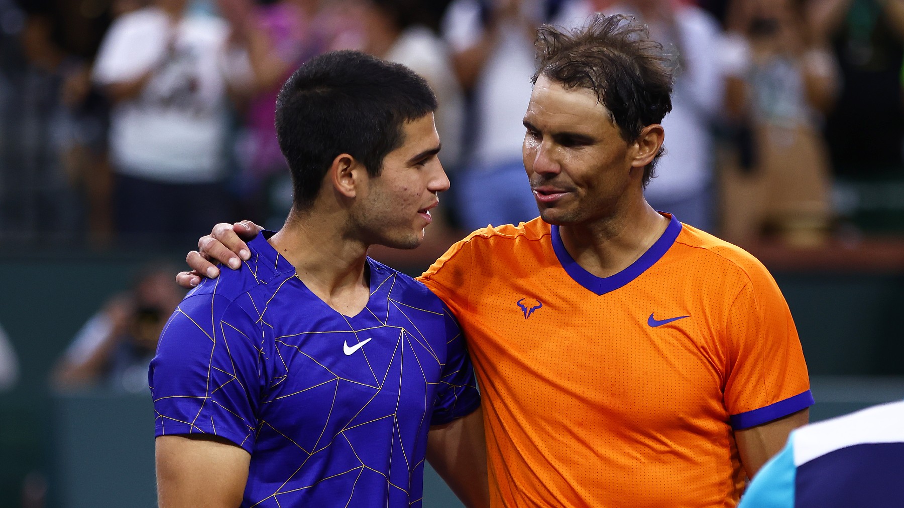 Carlos Alcaraz y Rafa Nadal, tras un partido. (Getty)