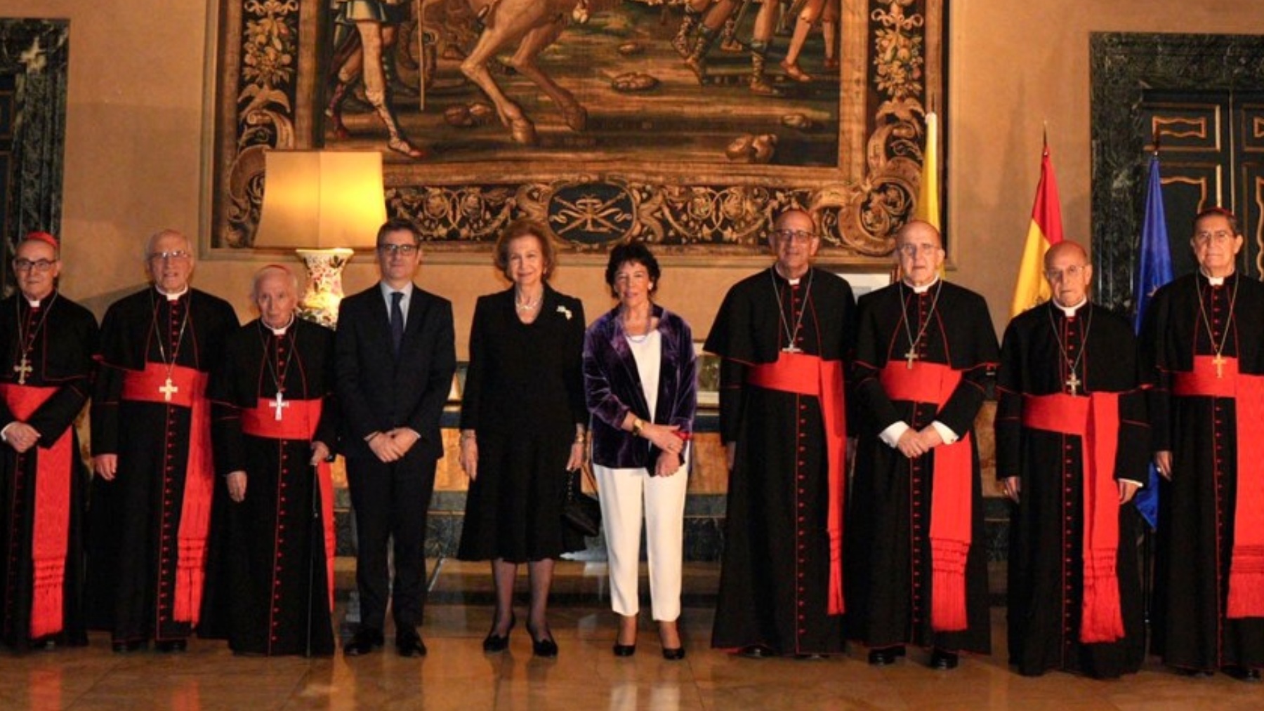 Isabel Celaá, de morado y blanco, en el centro de la foto de la delegación española.