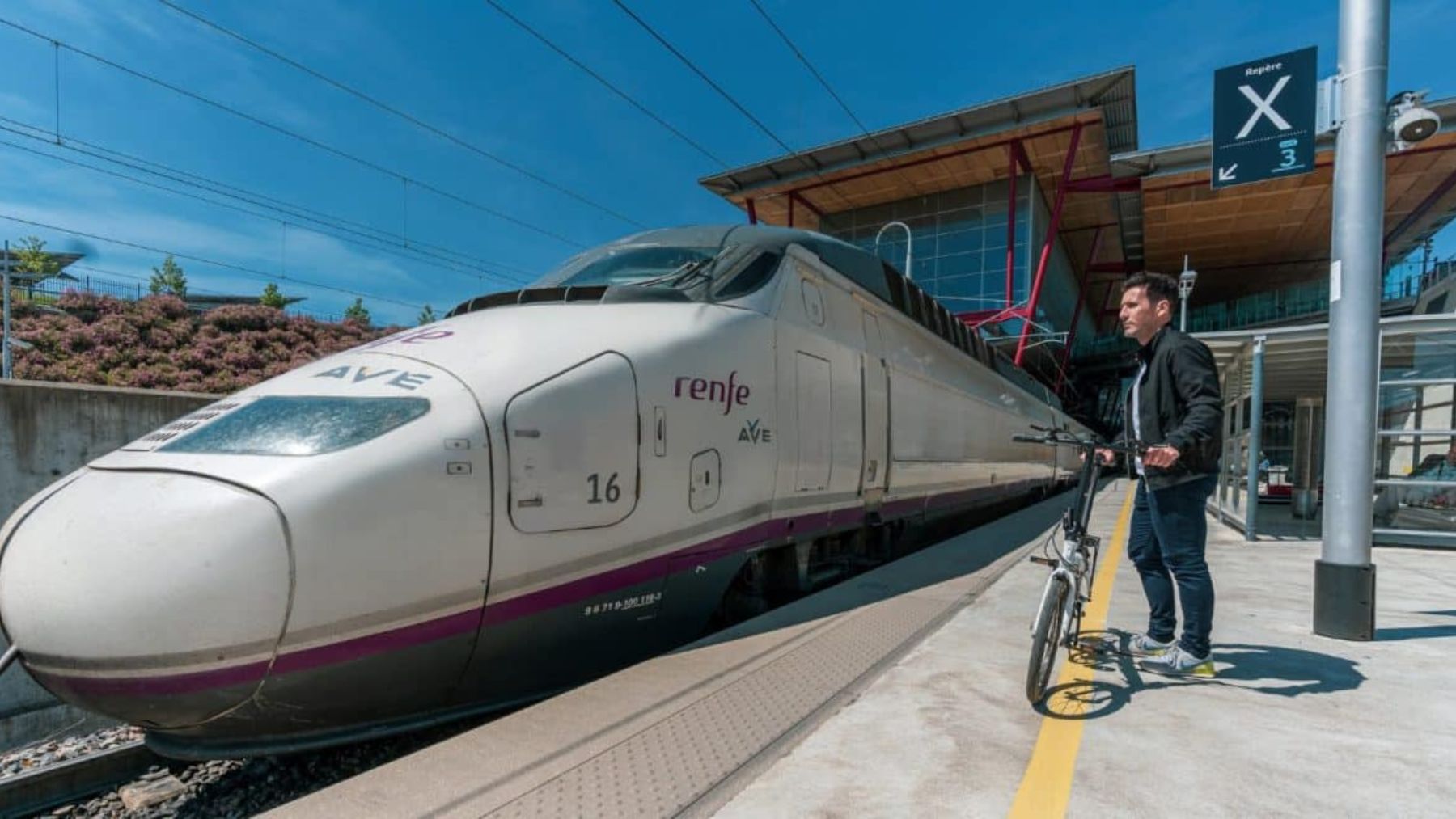 Tren de alta velocidad de Renfe AVE en Madrid.