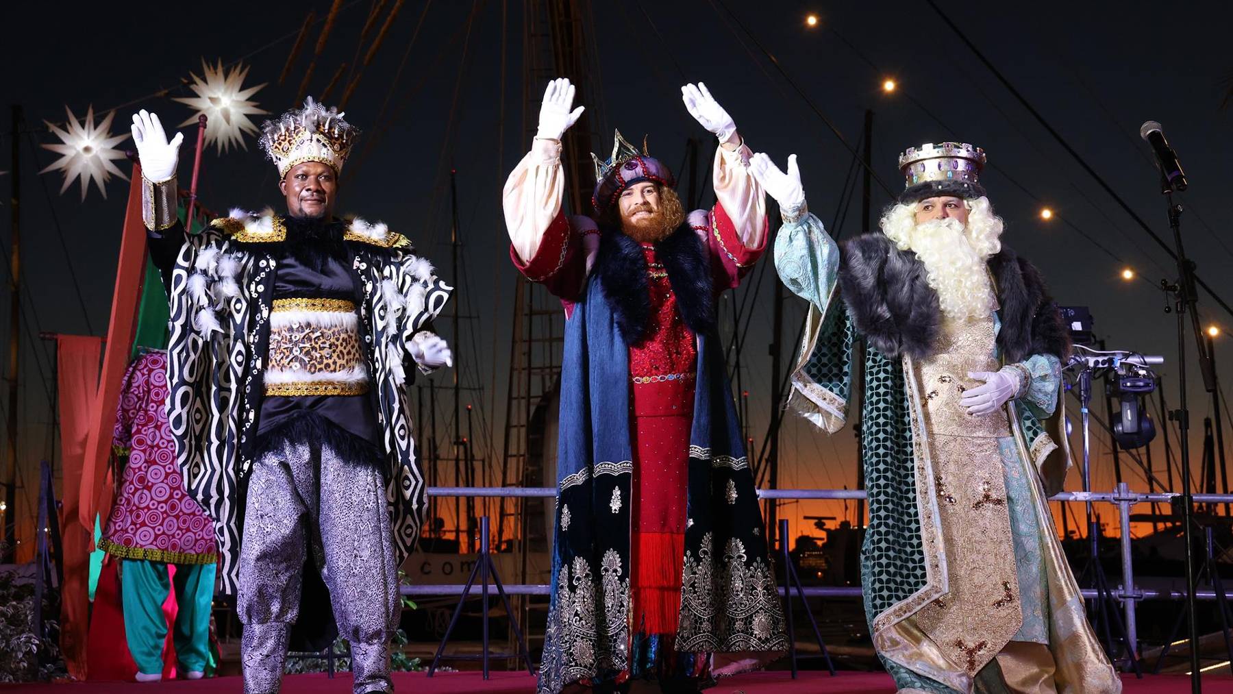 Los Reyes Magos a su llegada al Moll Vell a bordo de un barco, a 5 de enero de 2023, en Palma de Mallorca. (Isaac Buj – Europa Press)