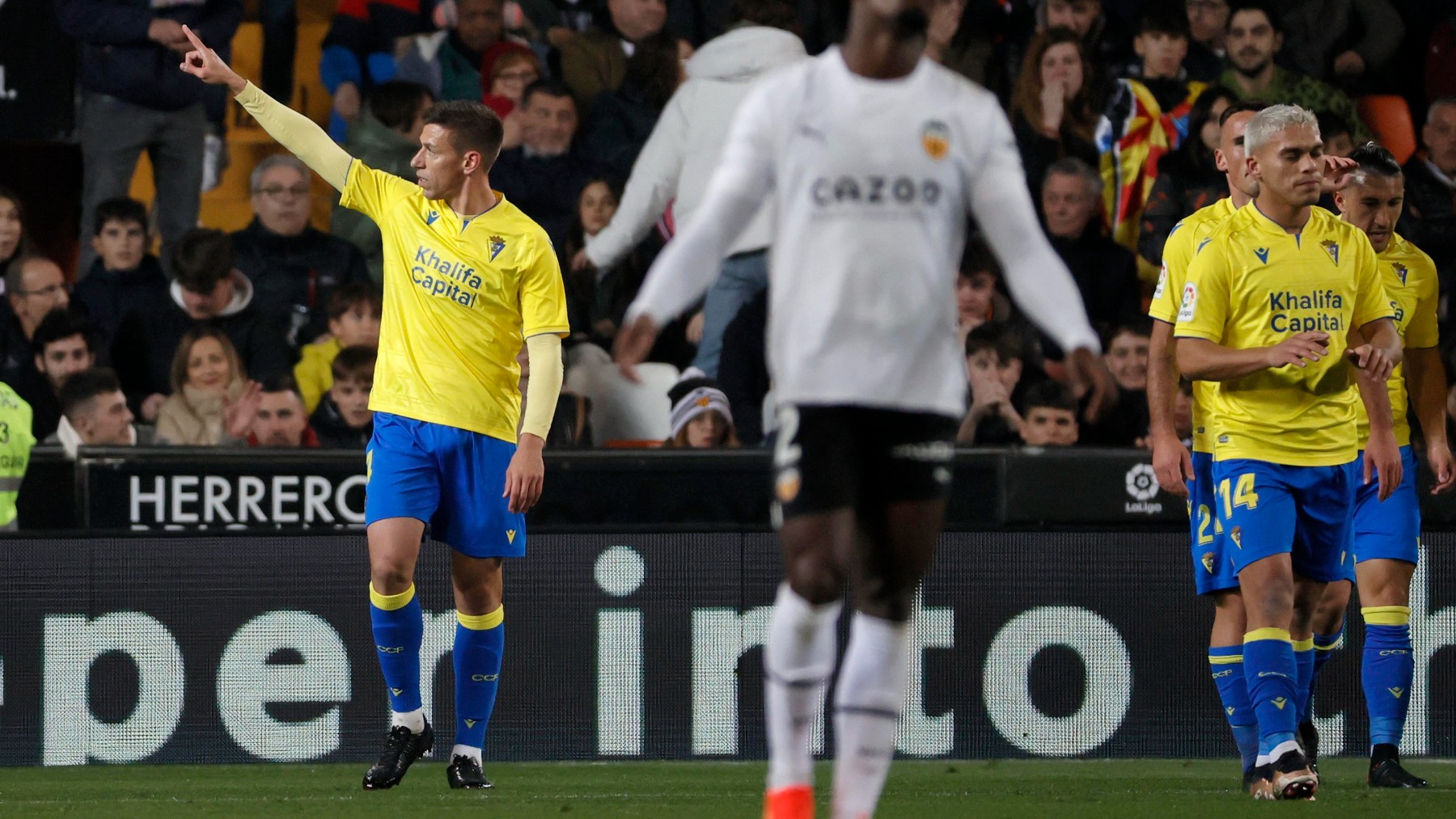 Alcaraz celebra su gol ante el Valencia. (EFE)