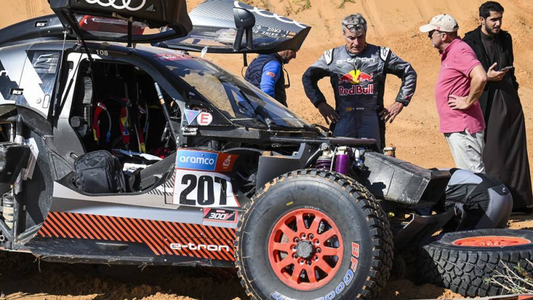 Carlos Sainz intentando arreglar el Audi tras el accidente en la sexta etapa del Dakar. (dakar.com)
