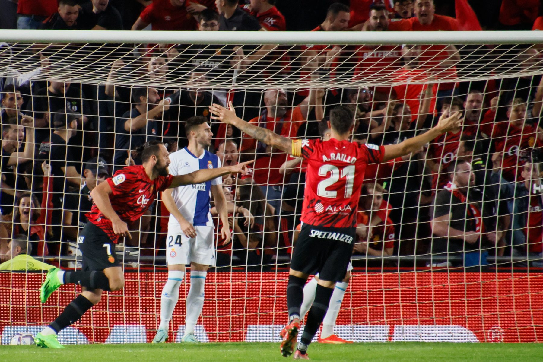 Muriqi y Raíllo celebrando un gol