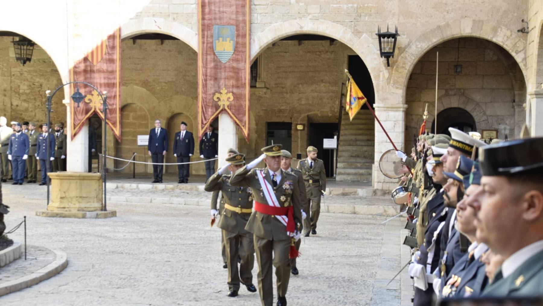 El comandante general de Baleares, Fernando Luis Gracia, pasa revista en el Palacio de la Almudaina.