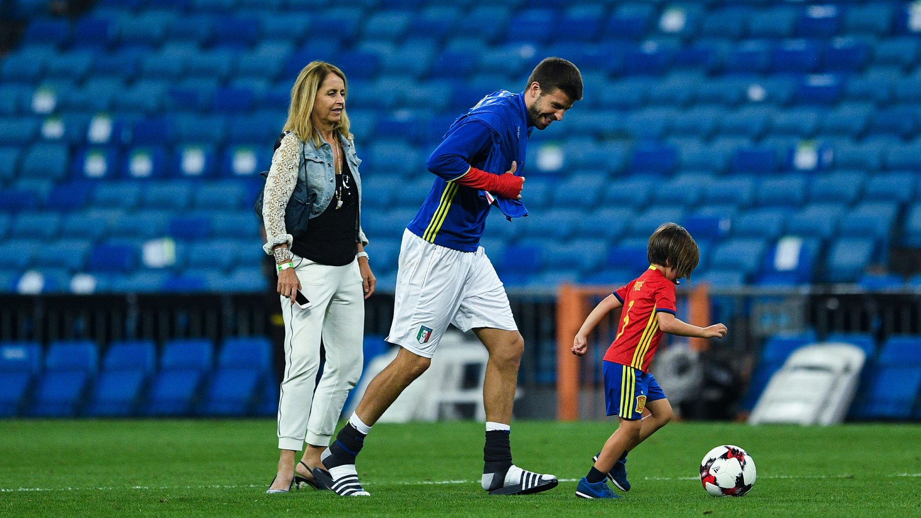 Gerard Piqué, junto a uno de sus hijos. (Getty)