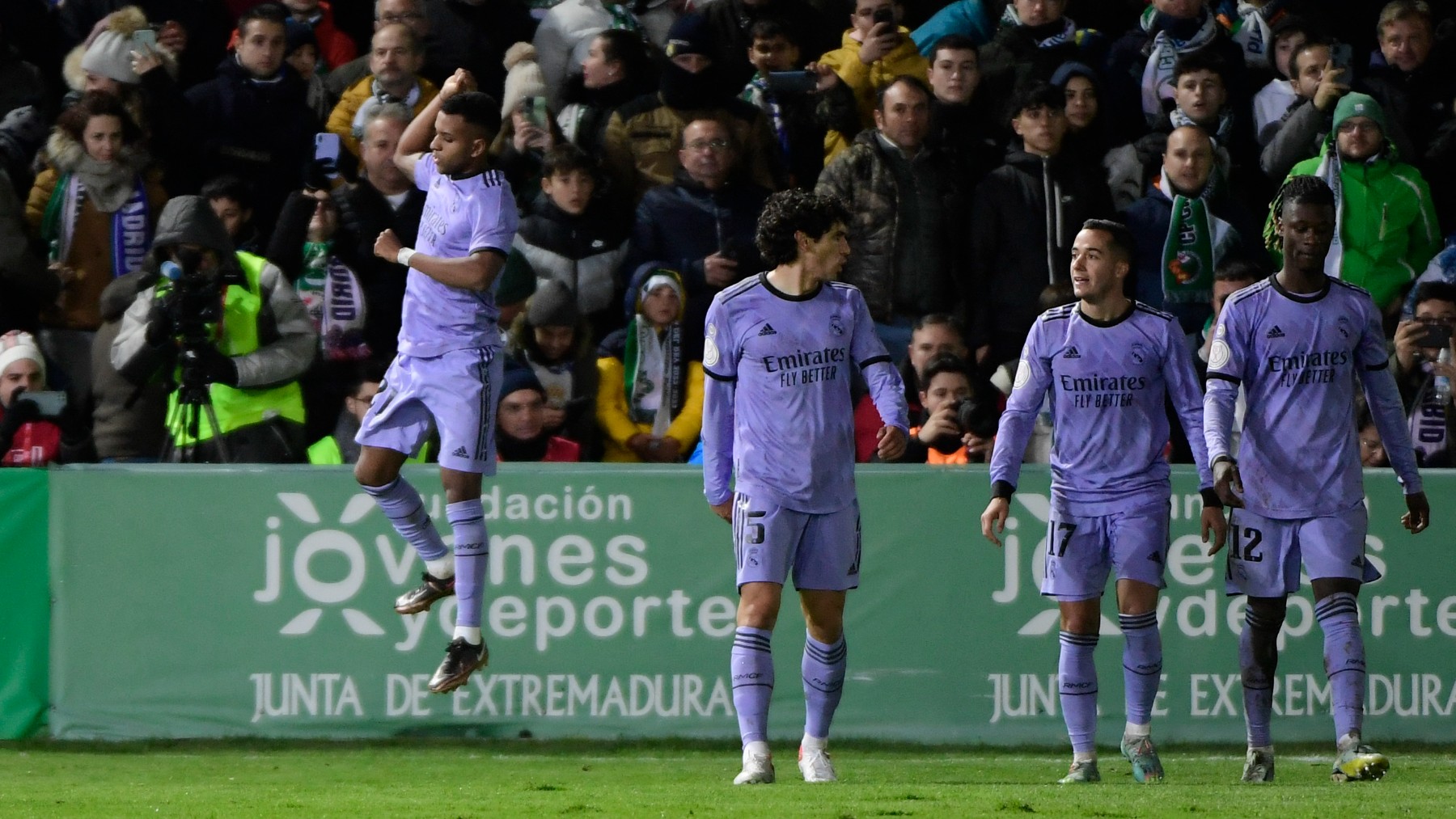 El Real Madrid celebra el gol contra el Cacereño. (AFP)