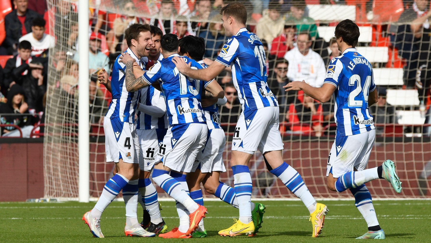 Los jugadores de la Real Sociedad celebran un gol contra el Almería. (EFE)