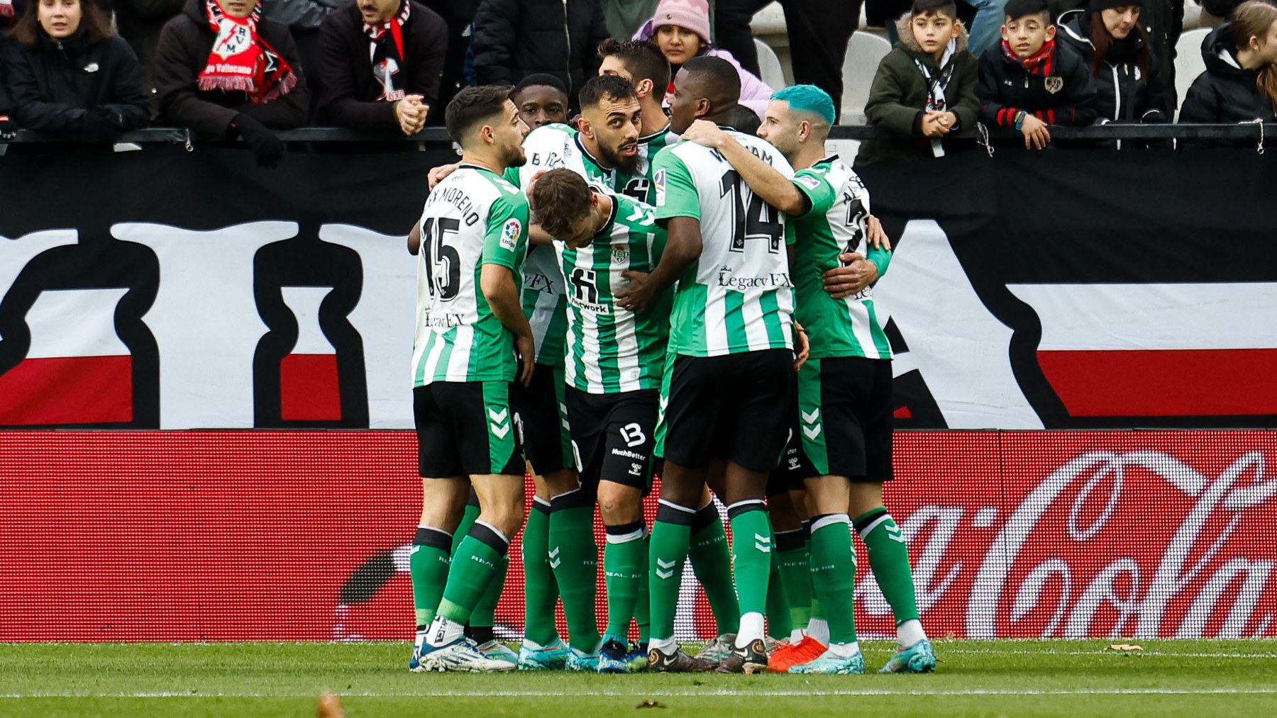 Los jugadores del Betis celebran la victoria contra el Rayo. (EFE)