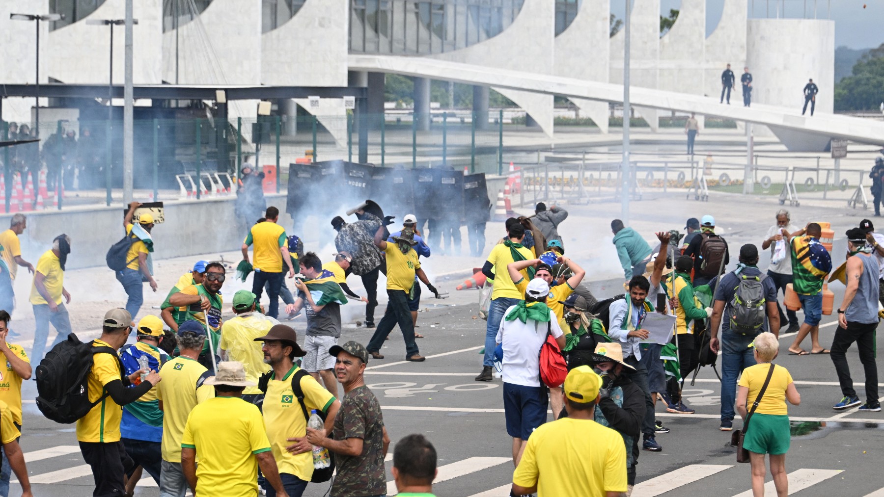 Enfrentamiento entre la Policía y manifestantes en su asalto al Congreso en Brasil (Foto_ Europa Press – Télam)