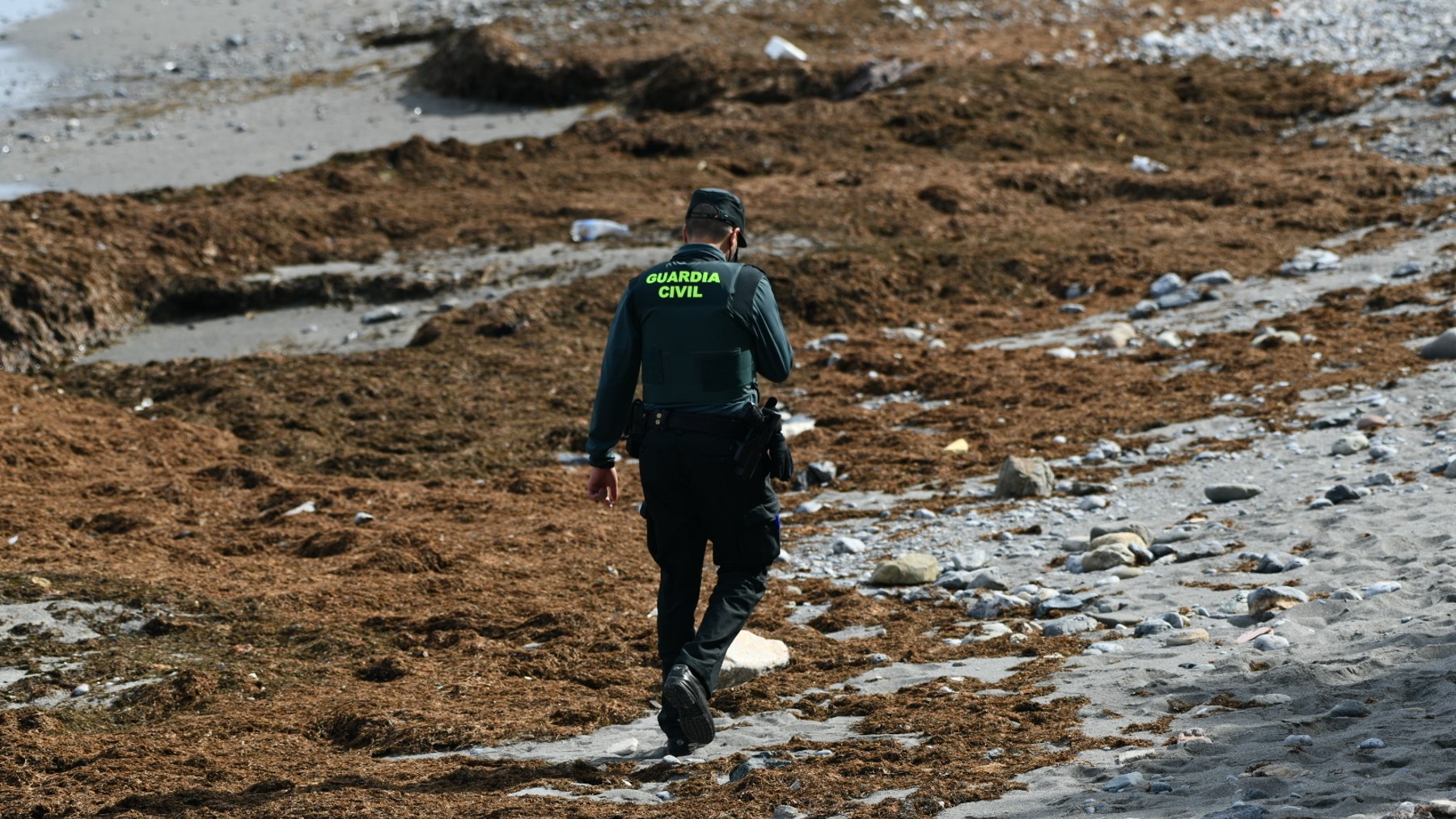 Agente de la Guardia Civil en una playa (EUROPA PRESS).