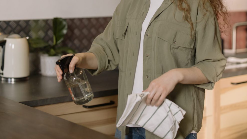 El truco para saber cuándo debes cambiar sí o sí las bayetas de la cocina