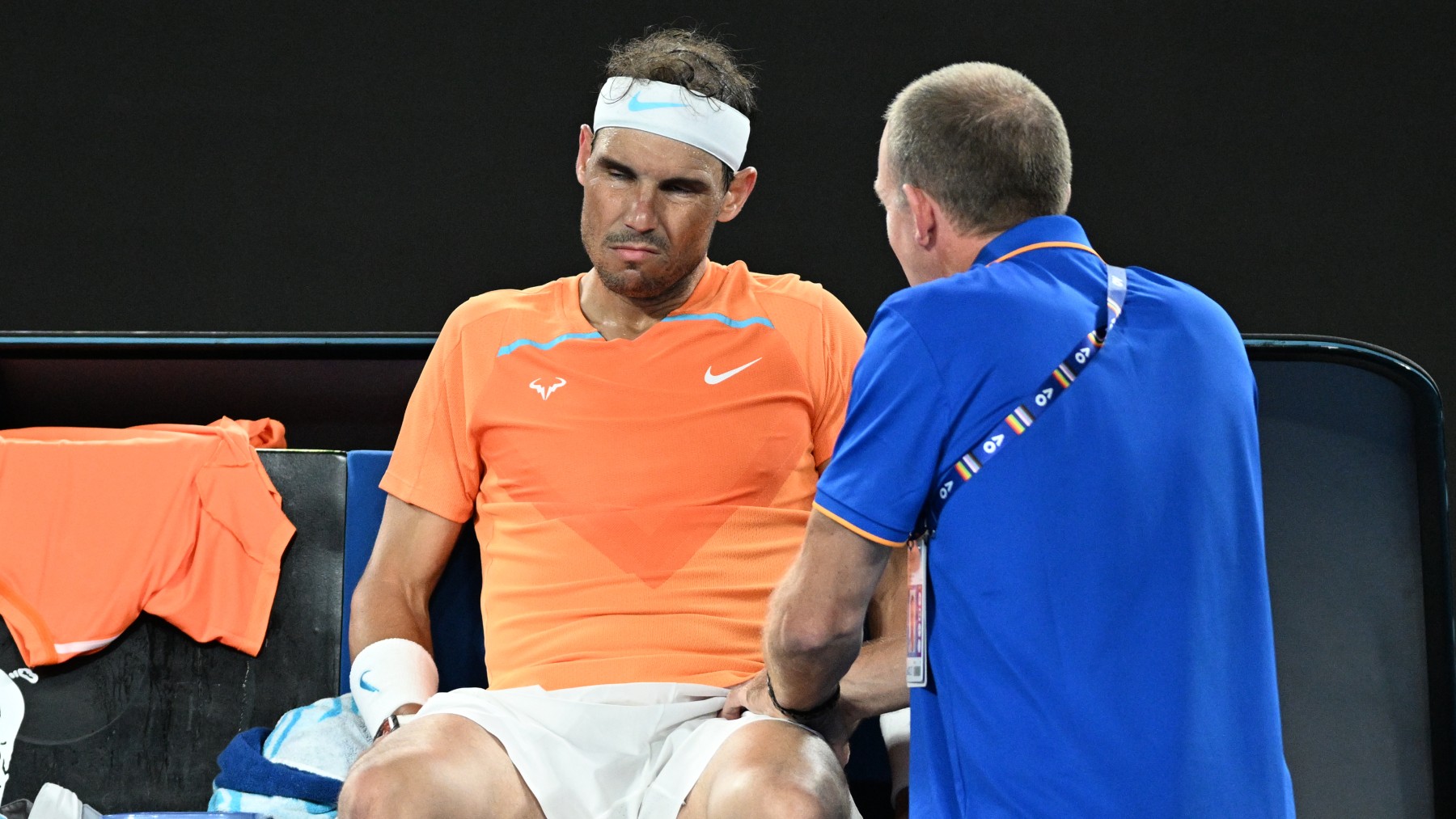 Rafa Nadal, tratado de su lesión en el Open de Australia 2022.