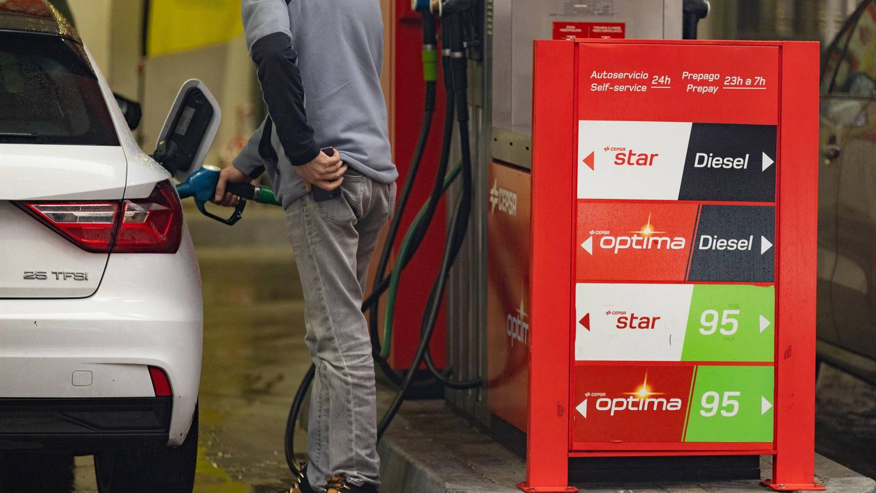 Una persona echa gasolina del surtidor de una gasolinera. (Eduardo Parra – Europa Press)