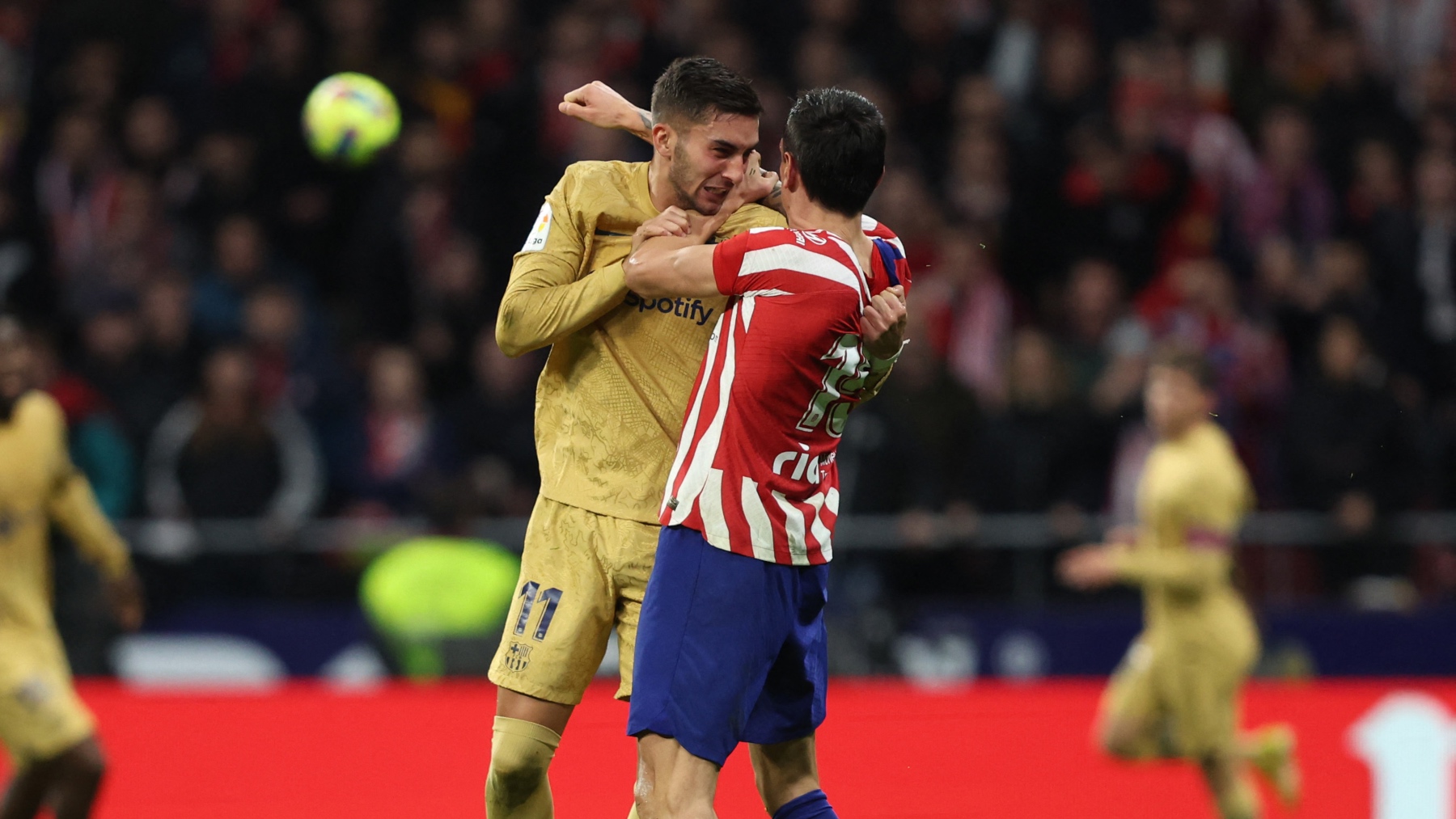 El enganchón entre Ferran Torres y Savic en el Atlético de Madrid-Barcelona. (AFP)