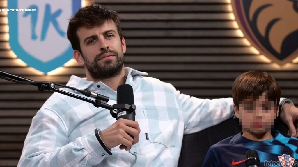 Piqué, junto a su hijo en el directo.
