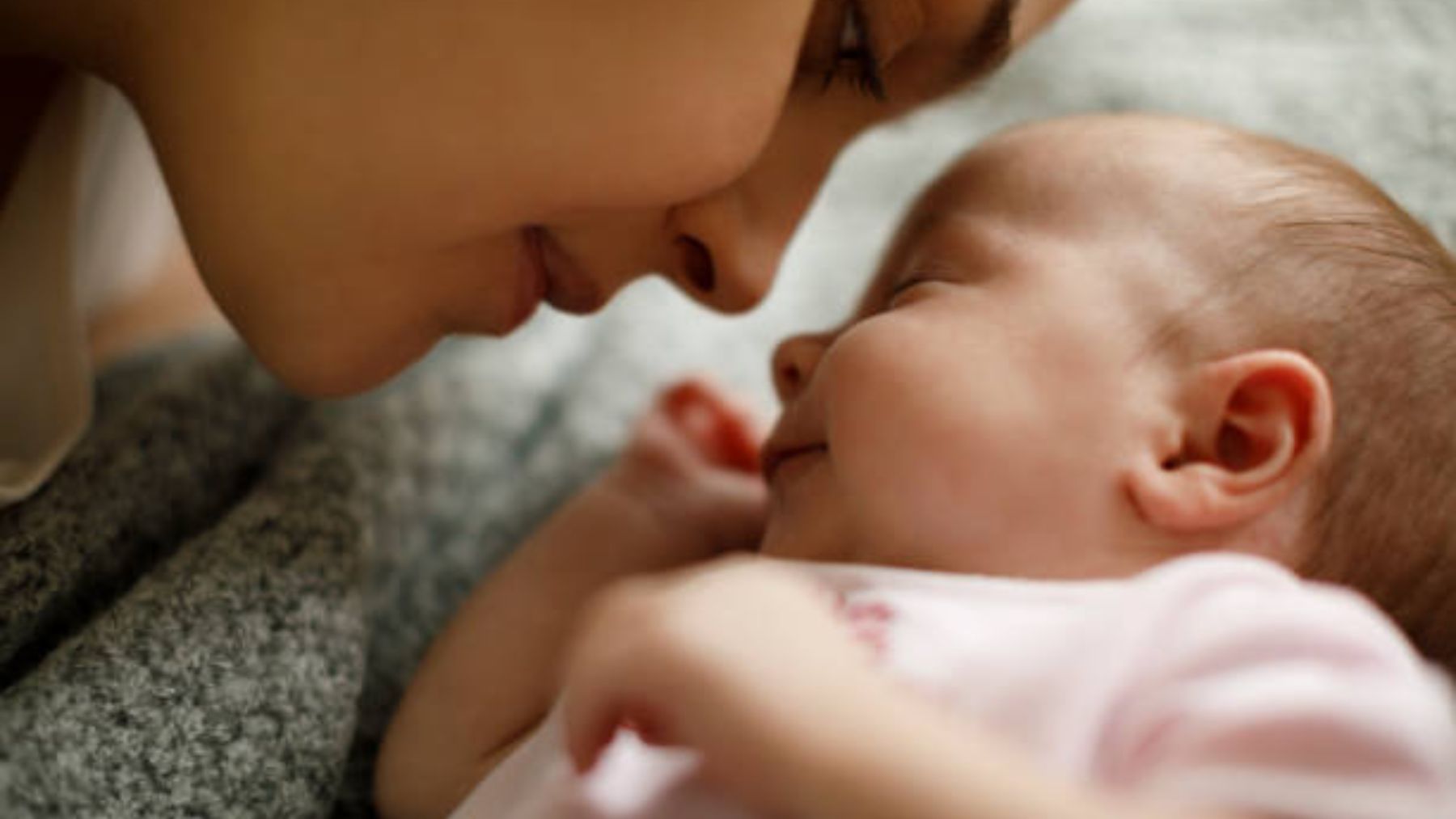 Las pautas para conseguir que el recién nacido se agarre al pecho en la lactancia