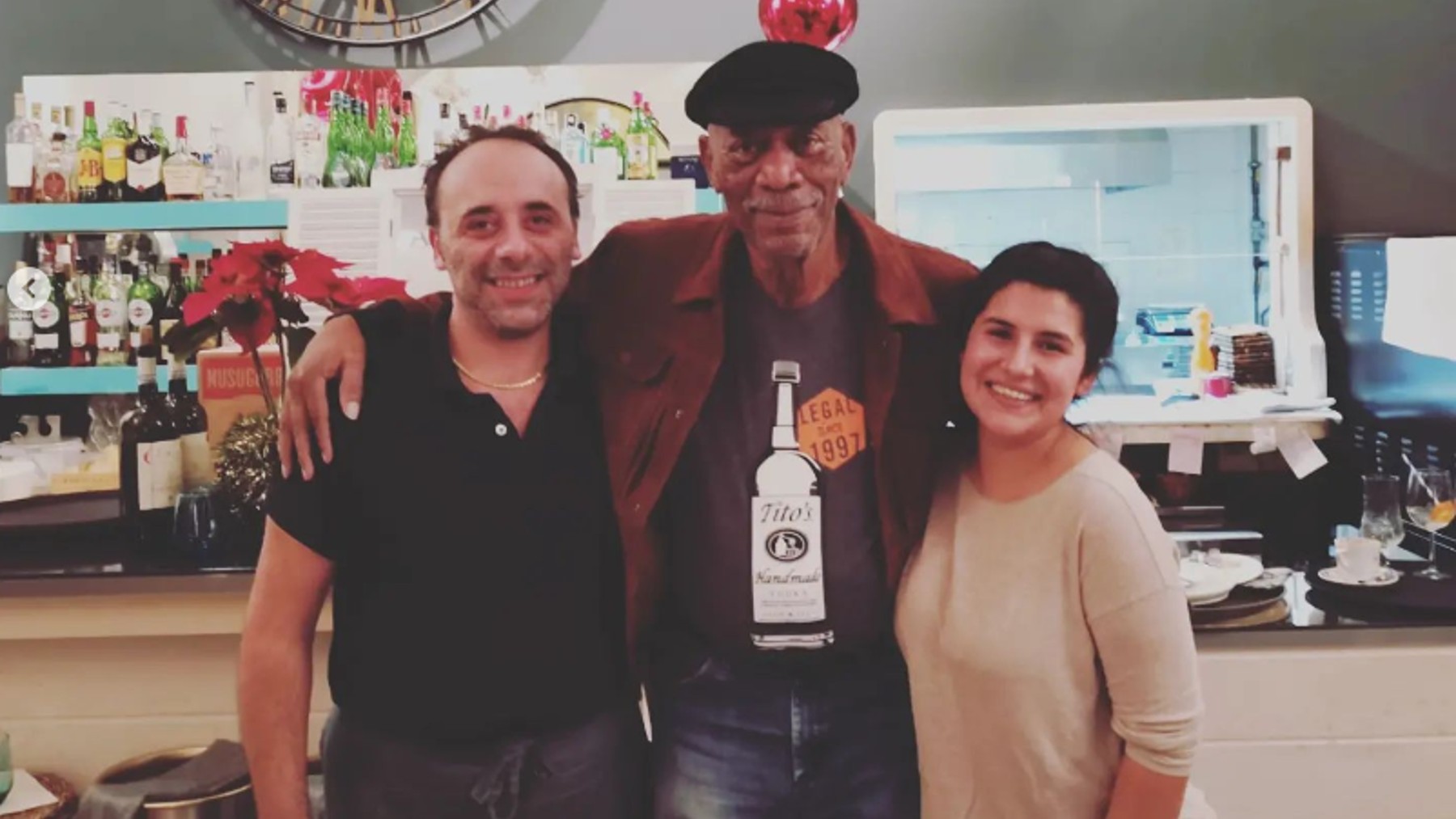 Morgan Freeman se fotografió con los propietarios del restaurante ‘Sandro’ de Palma.