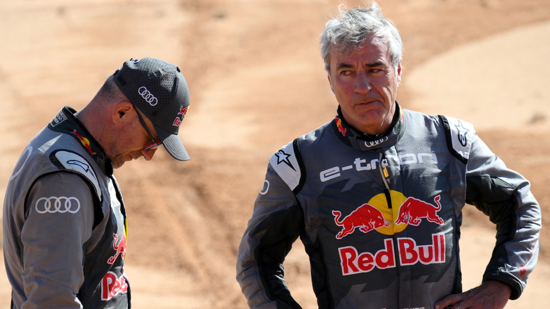 Carlos Sainz y su compañero en el Dakar. (AFP)
