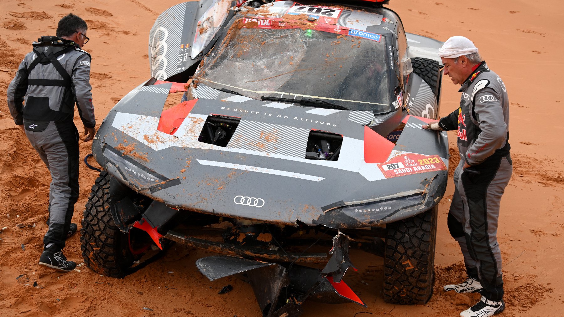 Carlos Sainz, tras el accidente en la novena etapa del Dakar. (AFP)
