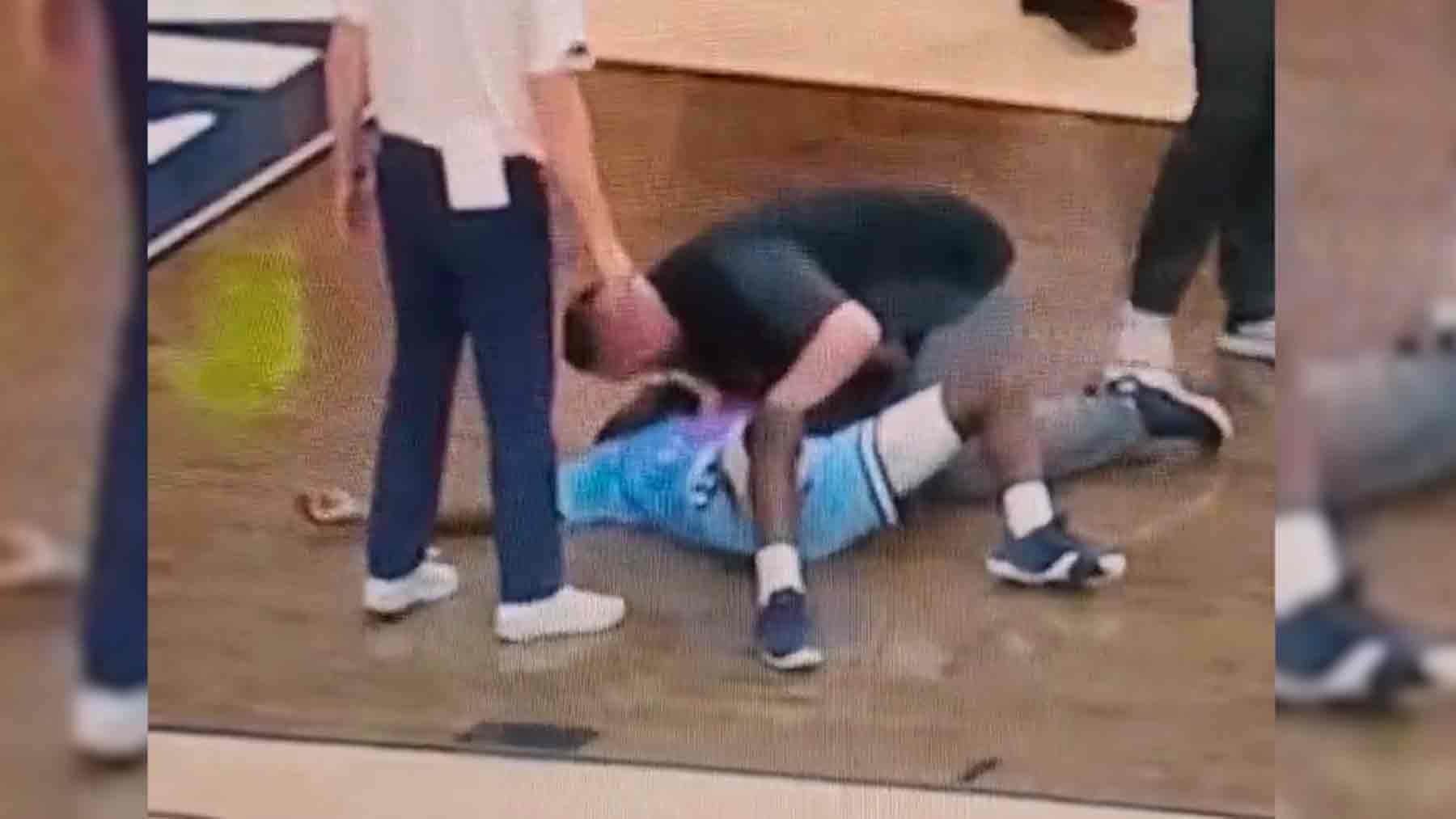 Imágenes muy sensibles: un jugador de la NCAA sufre un colapso en pleno partido