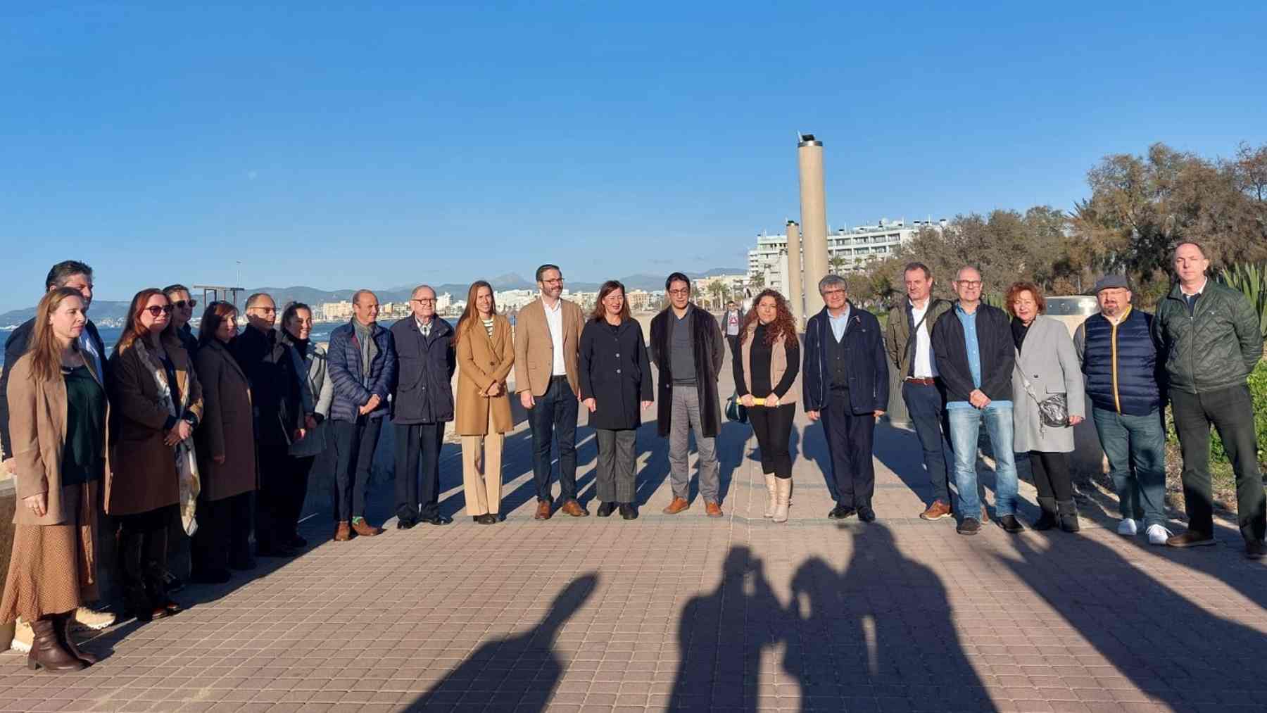 Foto de familia de altos cargos de Govern y Ayuntamiento en la Playa de Palma.