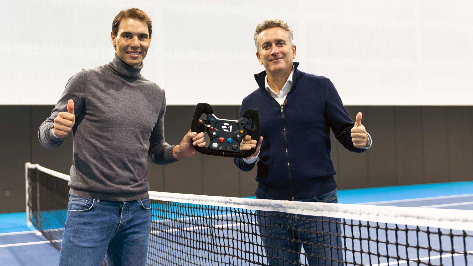 Rafa Nadal y Alejandro Agag sosteniendo el volante de la embarcación eléctrica de competición.