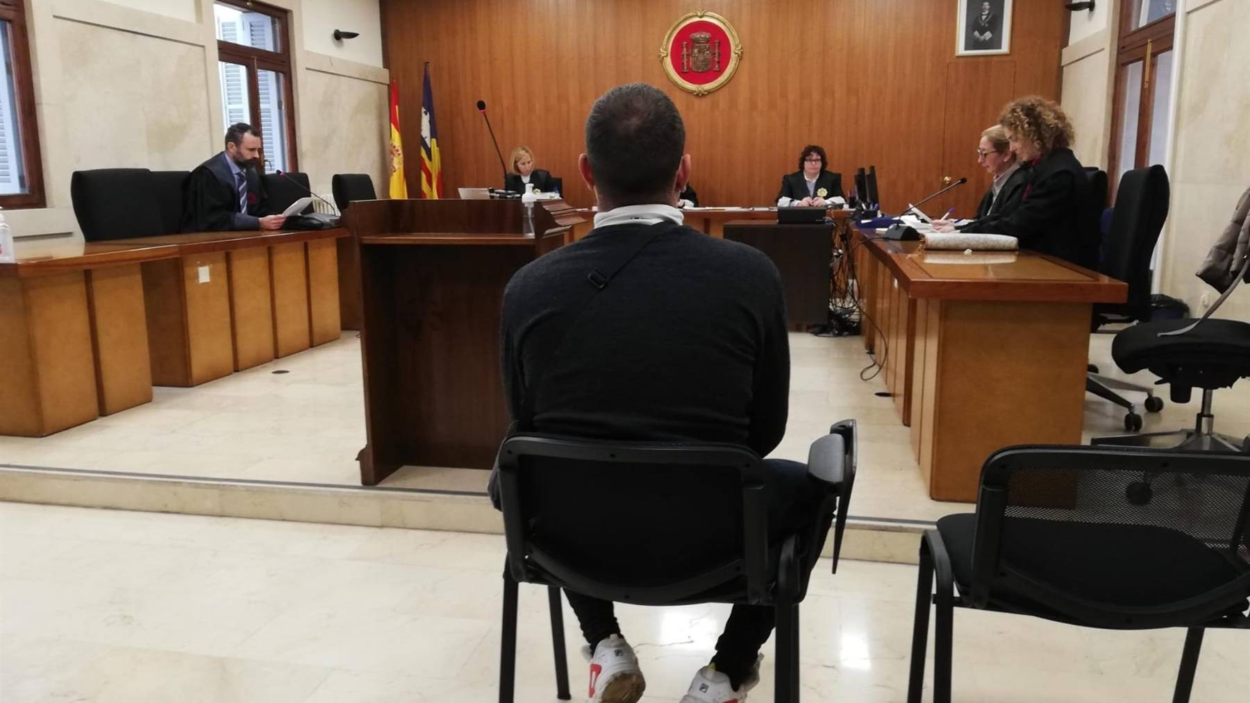 El hombre condenado por abusar sexualmente a una menor, con la que mantenía una relación, sentado en la Audiencia para el juicio. (Europa Press)