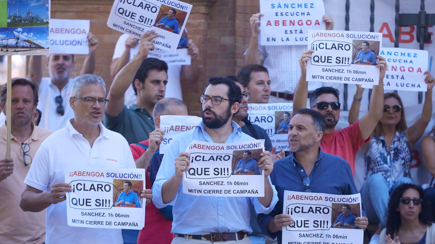 Empleados de Abengoa en una protesta el pasado mes de junio en Sevilla. EP