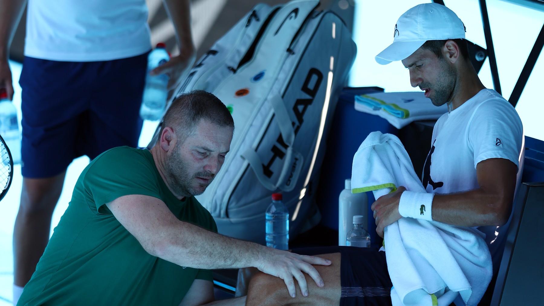 Djokovic, atendido por el fisio. (Getty)