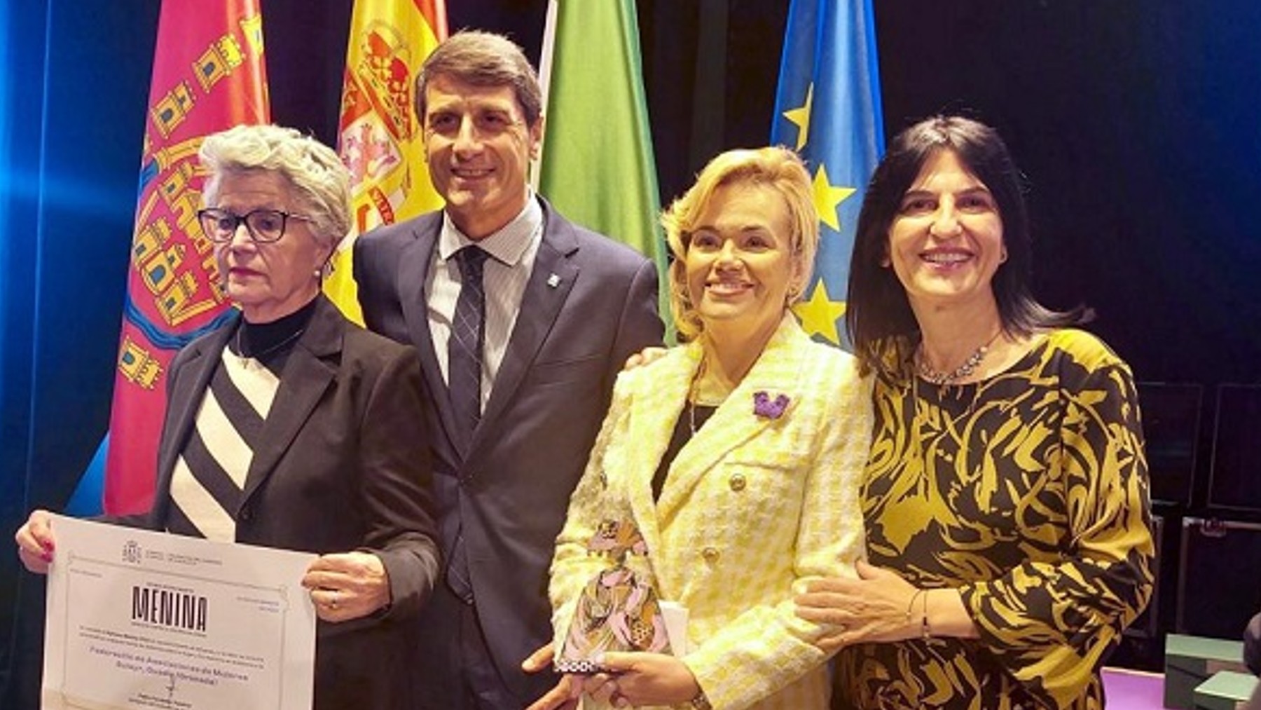 El delegado del Gobierno en Andalucía junto a Montalbán (2d).
