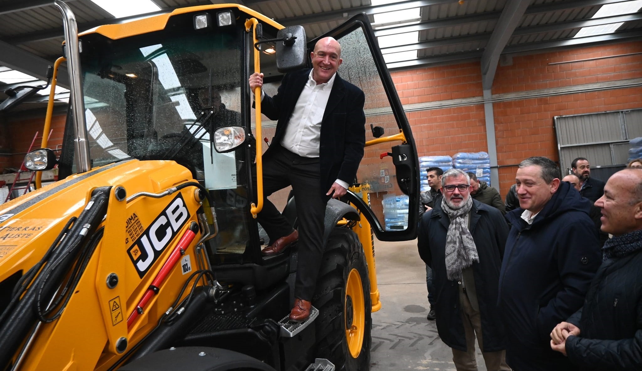 Jesús Julio Carnero, durante su visita a San Vitero (Zamora) (Foto_ Europa Press).