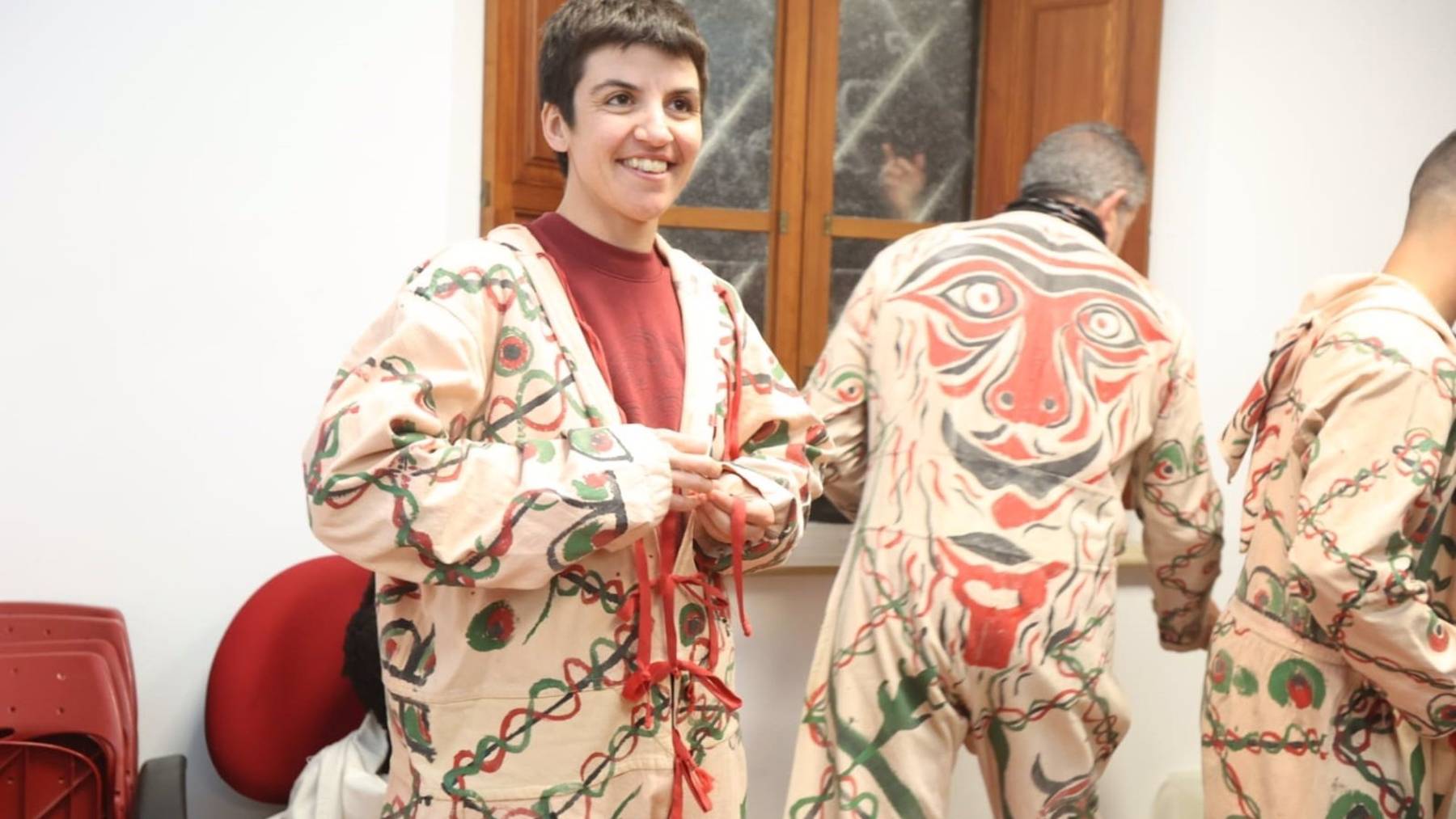 La primera mujer en participar en la ‘colla de dimonis’ de Manacor, preparándose antes del evento. (Isaac Buj)