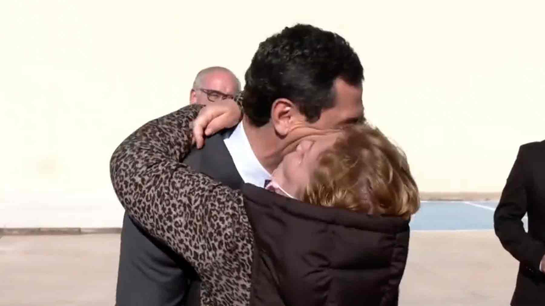 Una mujer abraza a Juanma Moreno en Linares.