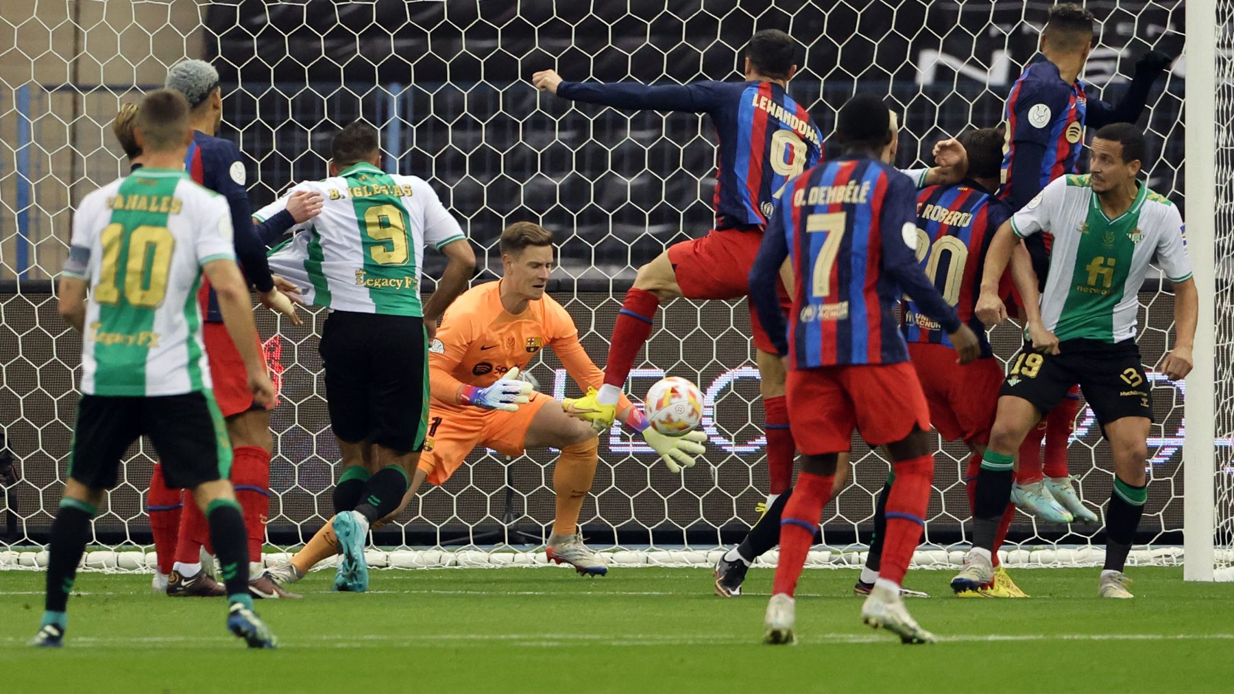 Ter Stegen, durante el Betis-Barcelona. (AFP)