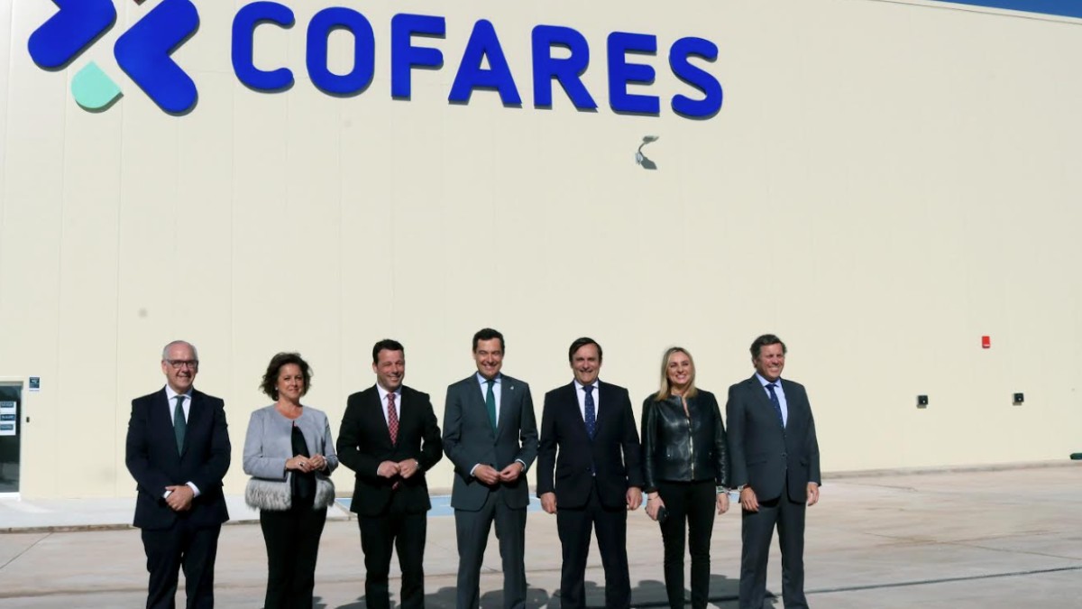 Imagen de familia de las autoridades en la presentación del nuevo centro de distribución de Linares.